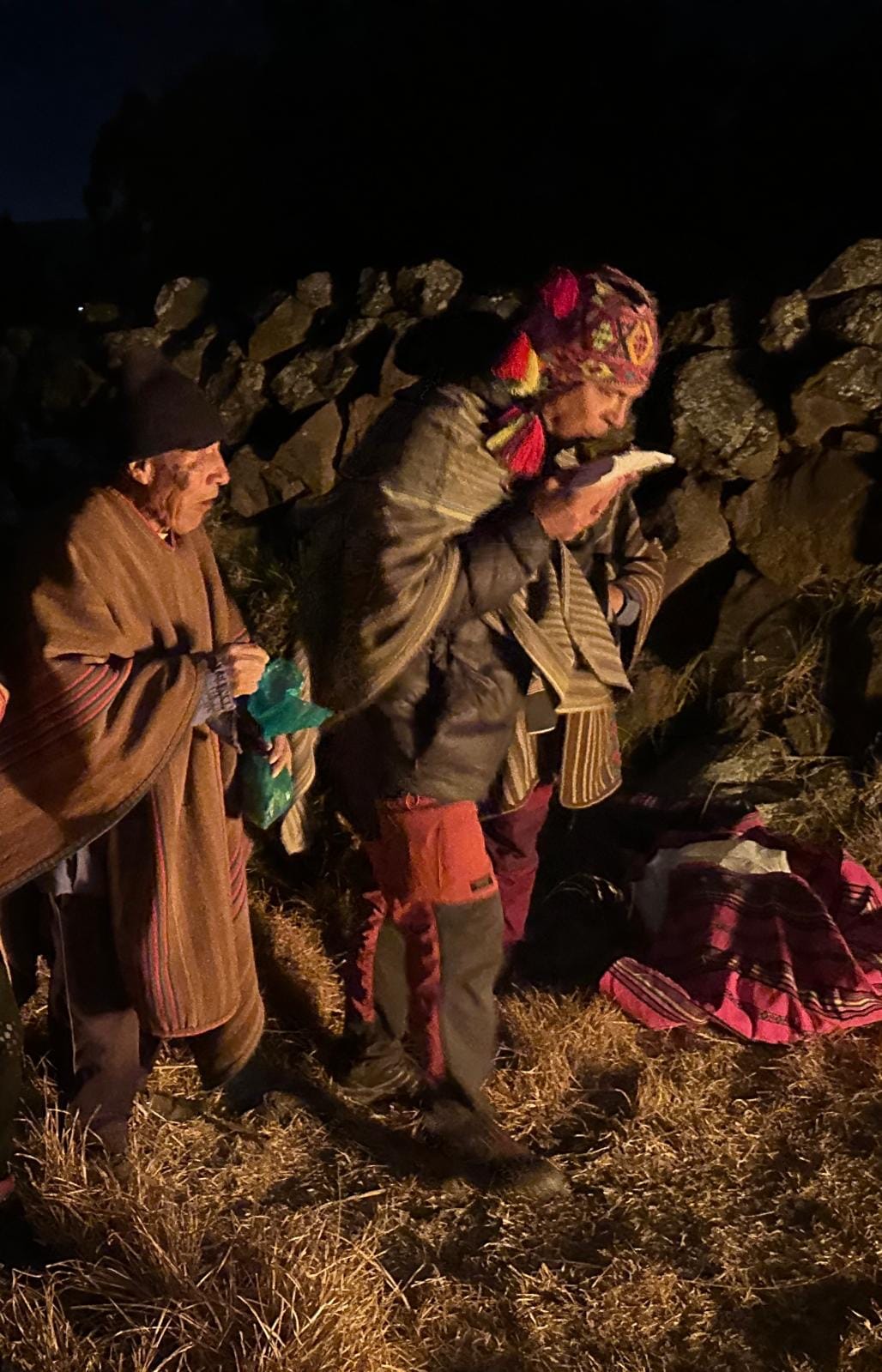 Massimo Romagnolo con Don Pedro anziano della comunità di Raqchi (Cusco) durante una cerimonia di gratitudine al Cosmo Vivente