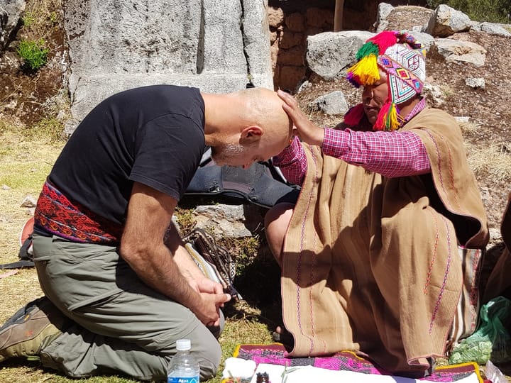 Uno dei momenti in cui Massimo Romagnolo riceve il Karpay del percorso iniziatico della Tradizione Mistica Andina in Perù